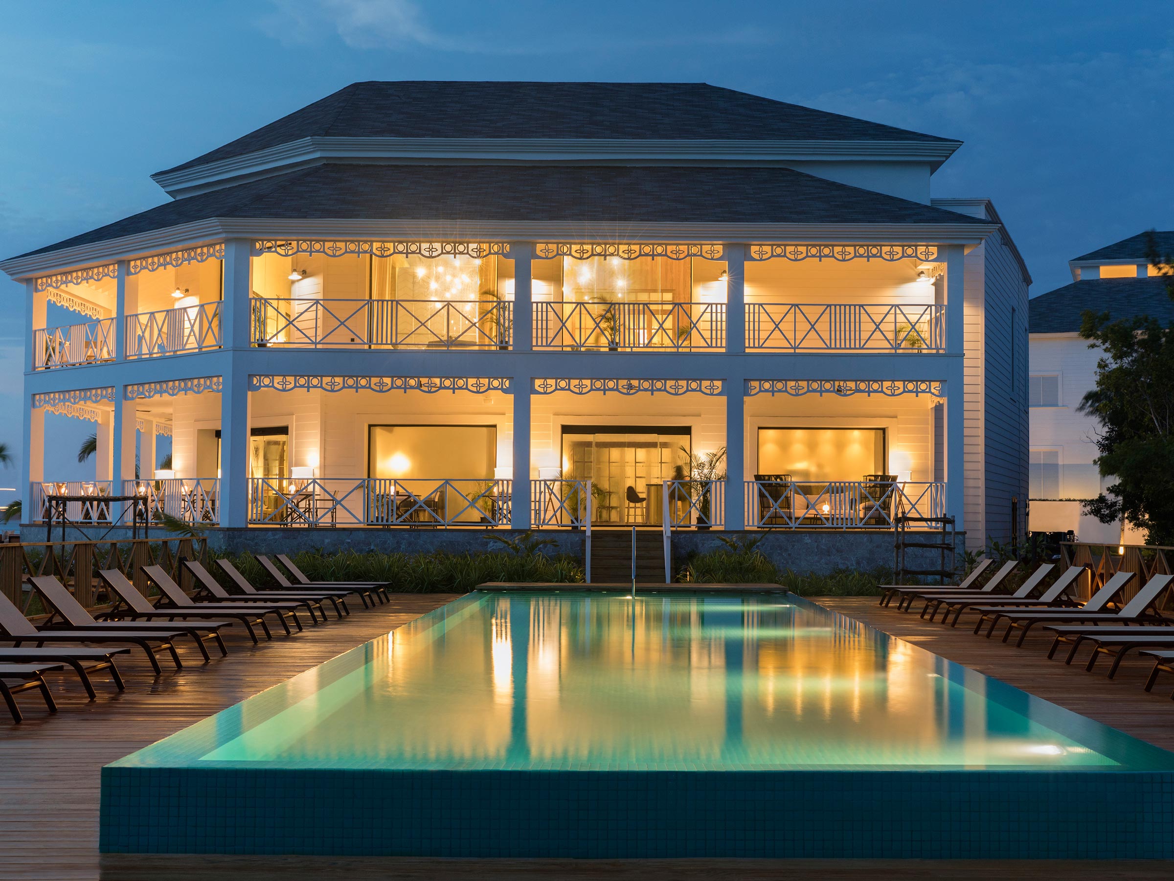 Piscine d’un centre de villégiature de luxe à Montego Bay de nuit