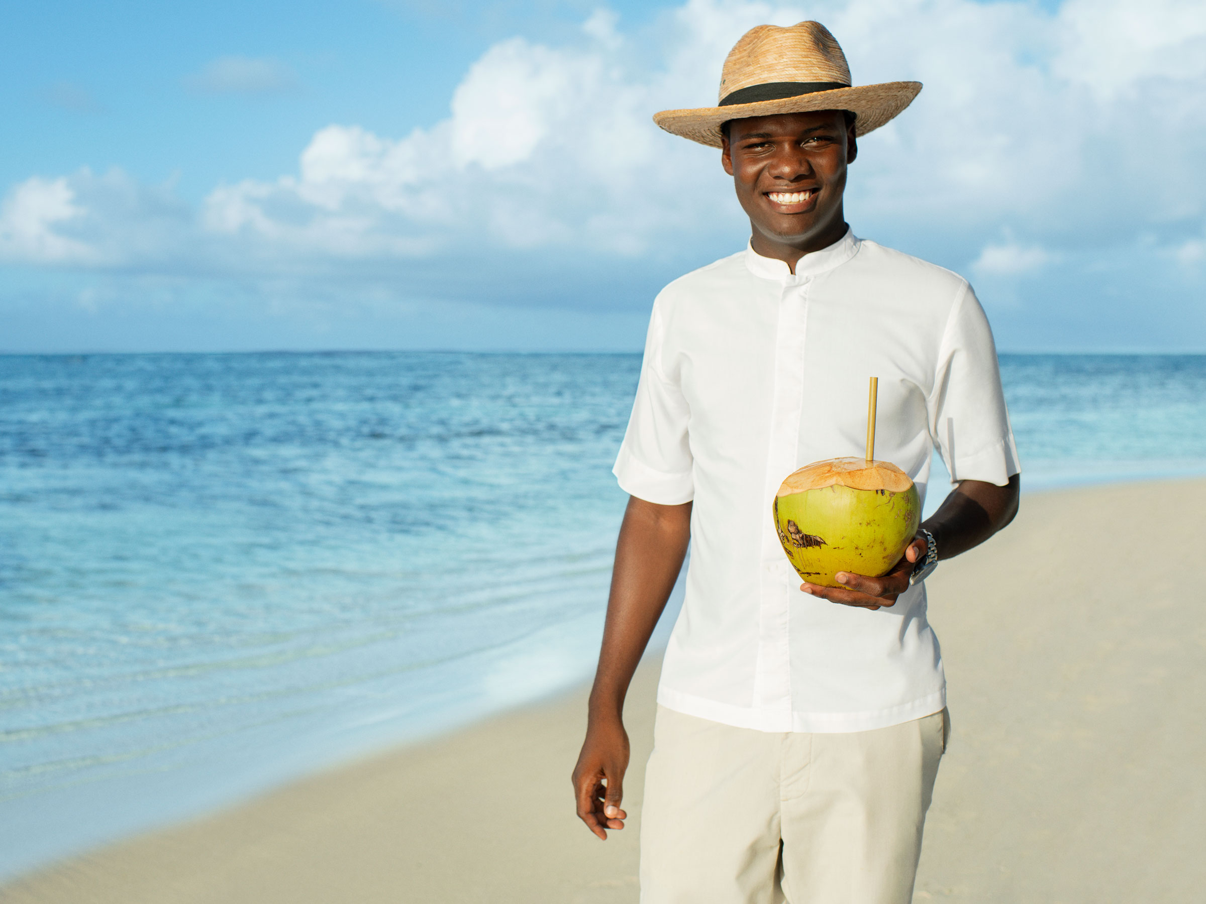 Demandez un cocktail à la noix de coco chez Excellence Oyster Bay en Jamaïque
