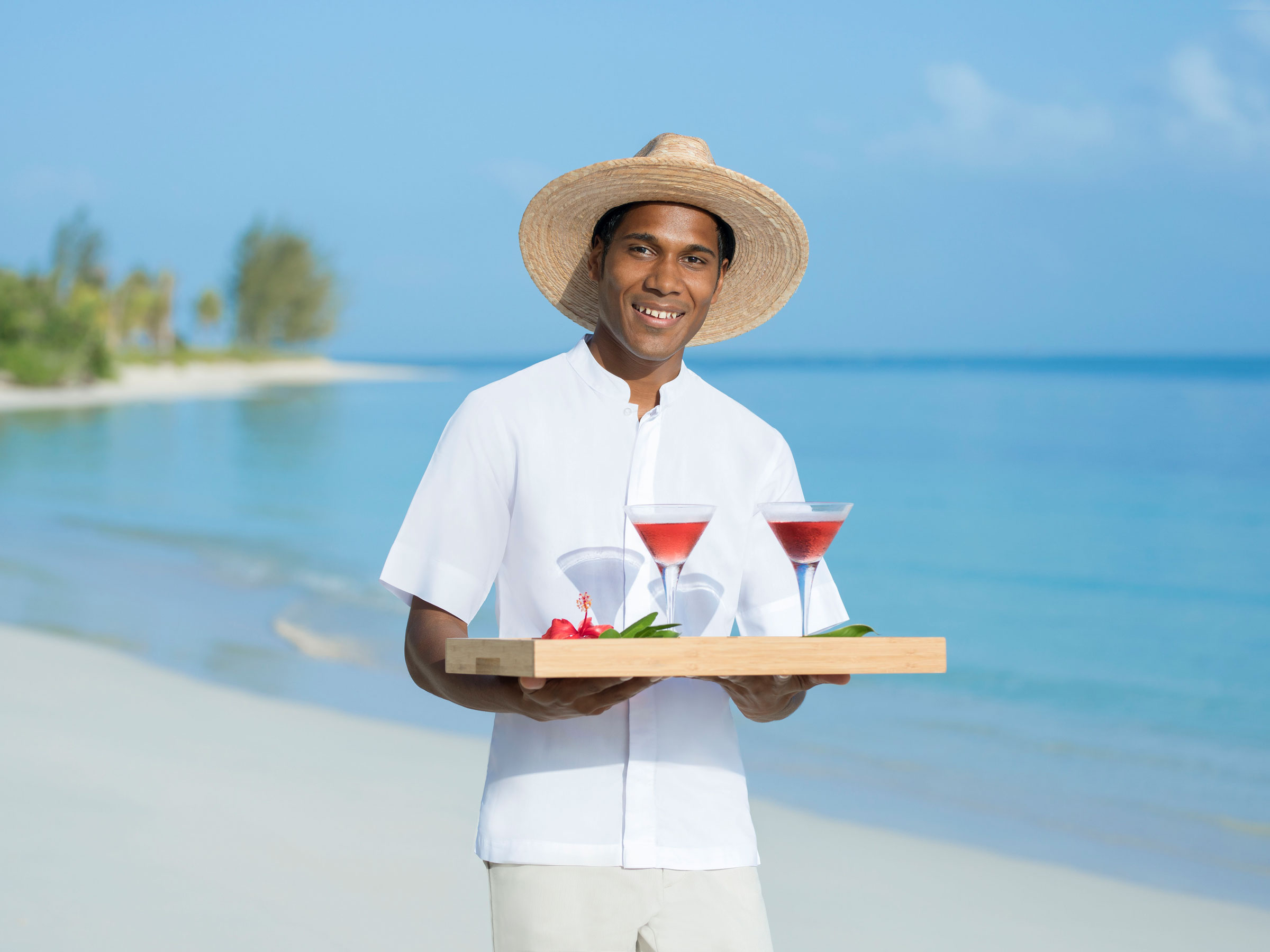 Serveur sur la plage dans un centre de villégiature de luxe en Jamaïque