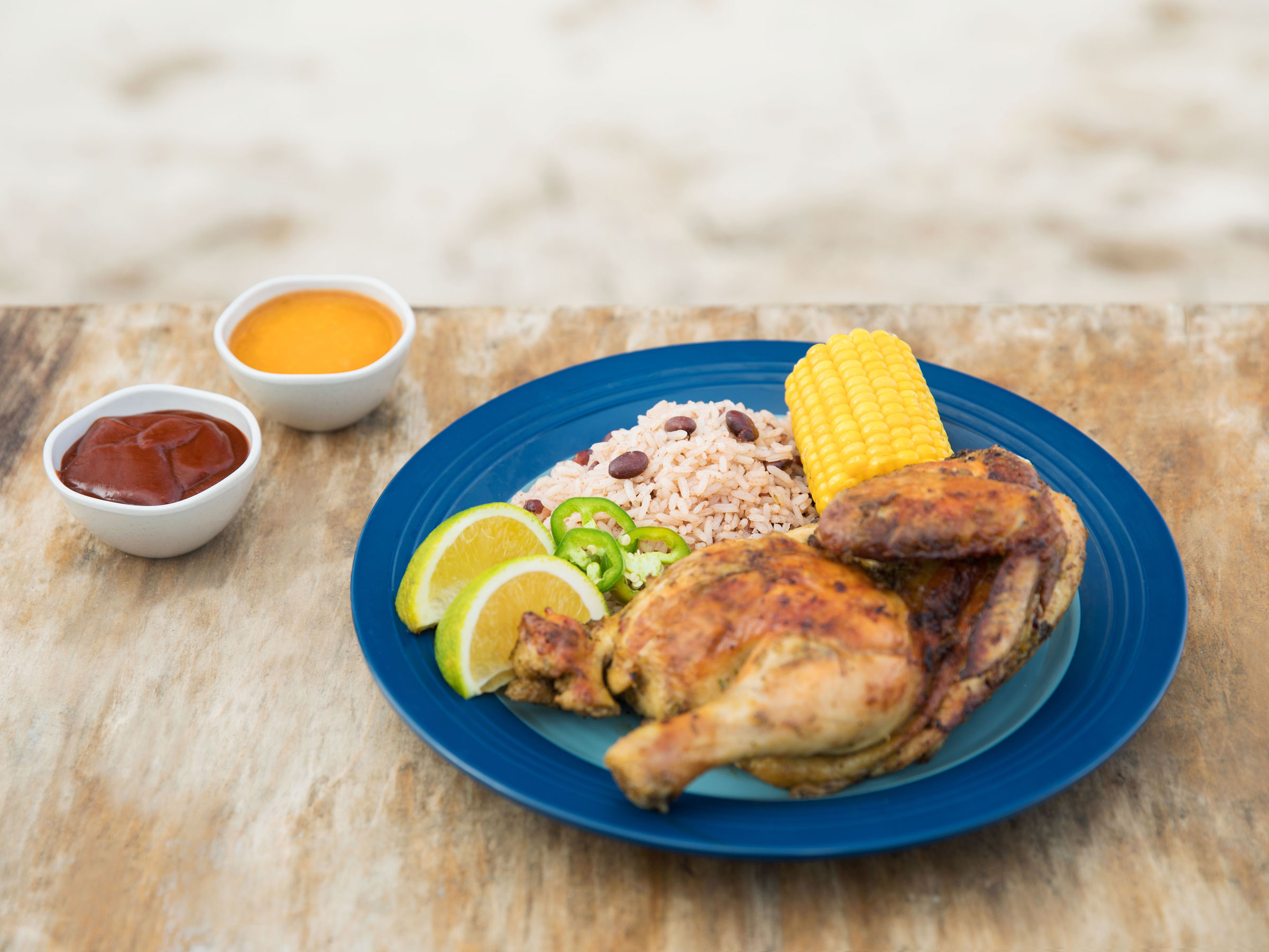 Assiette de poulet jerk jamaïcain