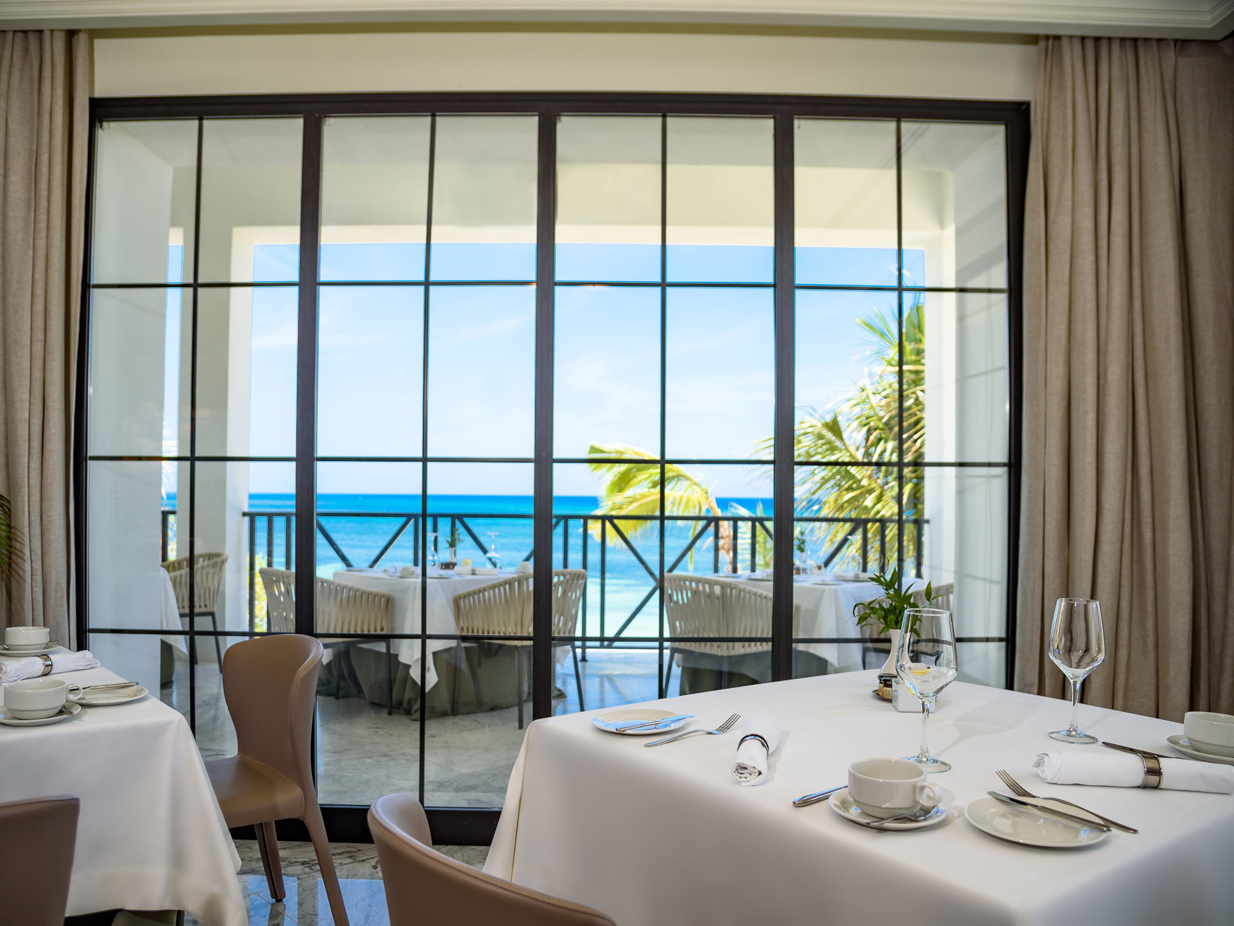 Savor Pruebe la Cocina Internacional en este Restaurante en Montego Bay con Vista al Mar CaribeCuisine at this Montego Bay Restaurant with Caribbean Sea Views